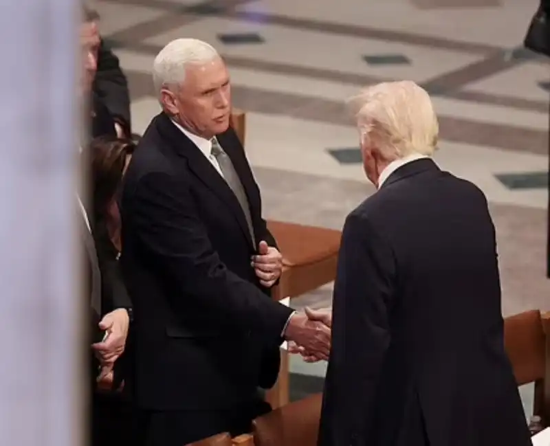 mike pence stringe la mano a donald trump ai funerali di jimmy carter 