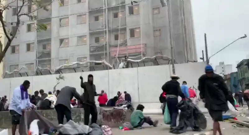 muro intorno a crackolandia - san paolo