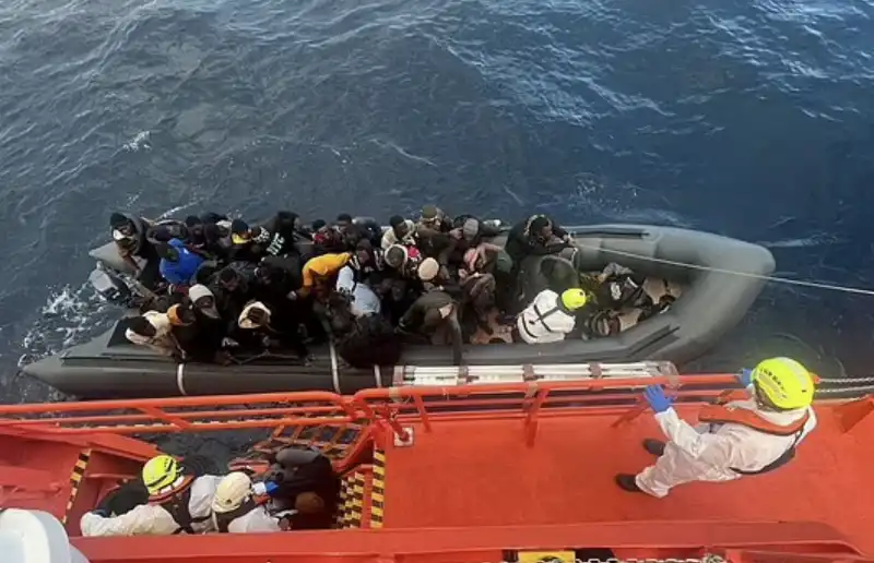 neonato nato a bordo di un gommone a largo dell oceano atlantico   4