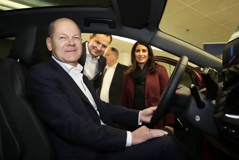 OLAF SCHOLZ AL VOLANTE