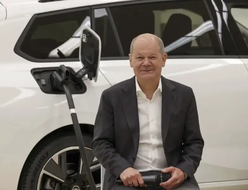 OLAF SCHOLZ - AUTO ELETTRICHE