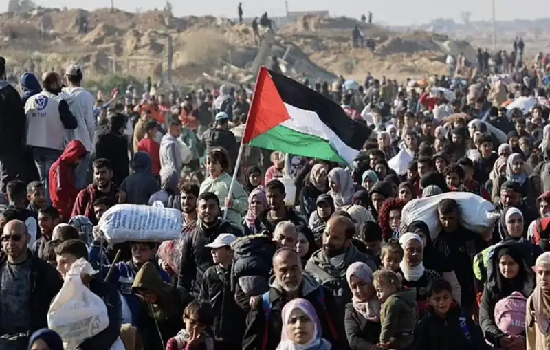 palestinesi sfollati tornano al nord della striscia di gaza   13