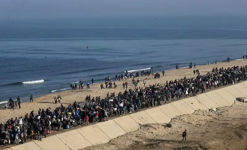 palestinesi sfollati tornano al nord della striscia di gaza   7