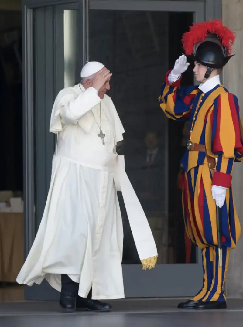 PAPA FRANCESCO E UNA GUARDIA SVIZZERA 