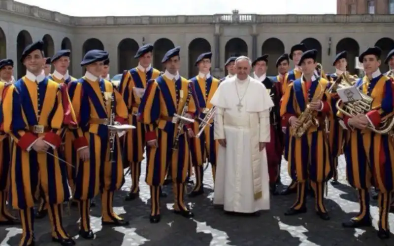 PAPA FRANCESCO GUARDIE SVIZZERE 