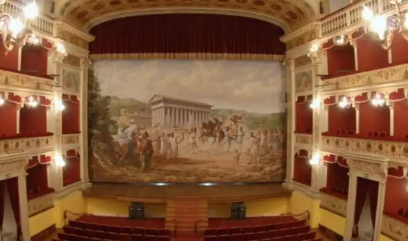 piove su palco del teatro pirandello ad agrigento 11