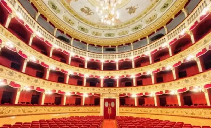 piove su palco del teatro pirandello ad agrigento 33