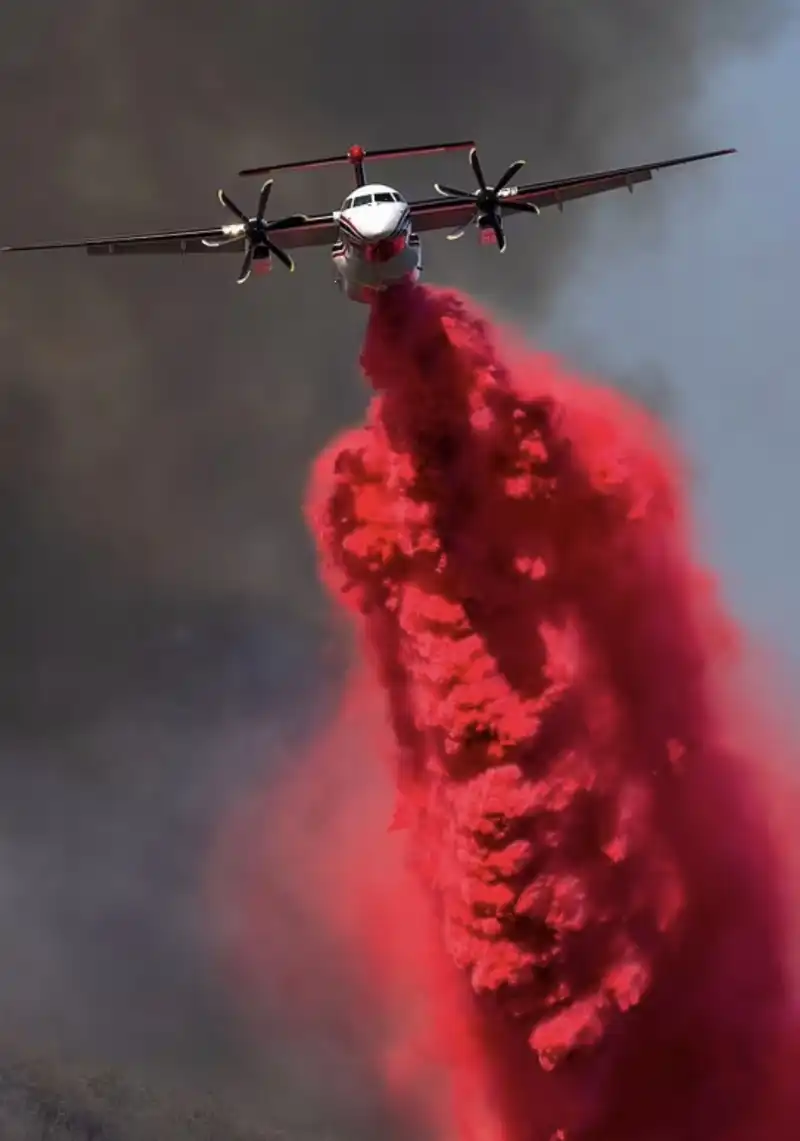 polvere anti incendi spruzzata su los angeles