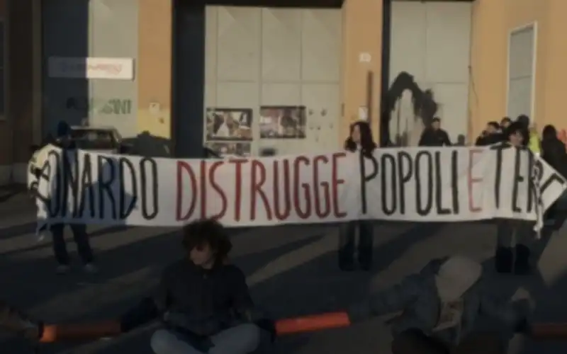 protesta extinction rebellion davanti alla sede di leonardo   2