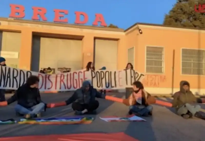 protesta extinction rebellion davanti alla sede di leonardo   3