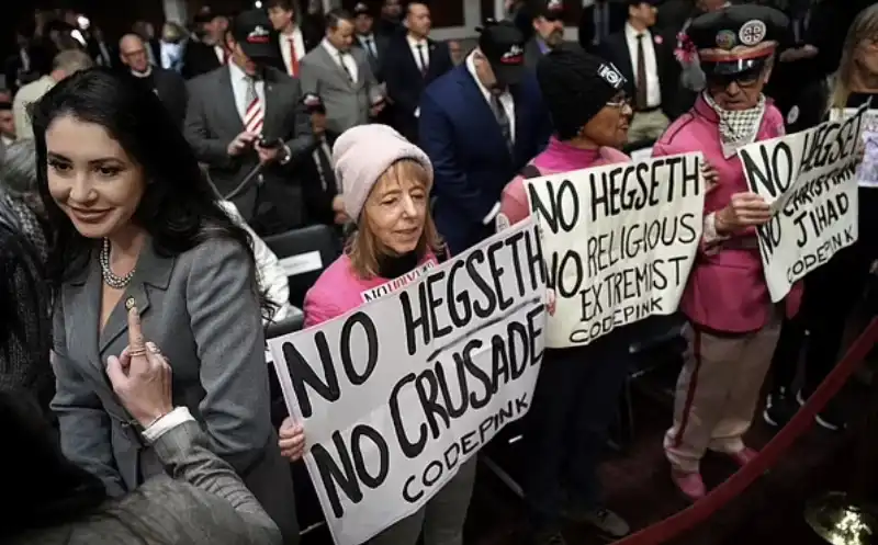 proteste contro pete hegseth al senato usa