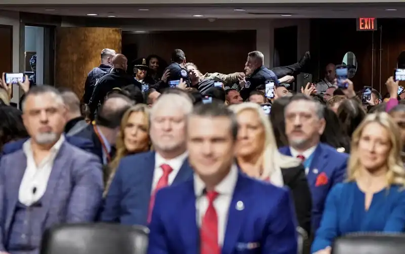 PROTESTE DURANTE L AUDIZIONE DI PETE HEGSETH AL SENATO