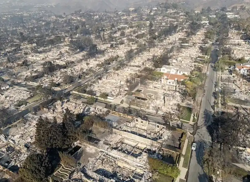 quello che resta a los angeles dopo l incendio 