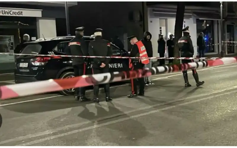 RIMINI - 23ENNE EGIZIANO ACCOLTELLA 4 PERSONE IN STRADA E SI AVVENTA CONTRO I CARABINIERI