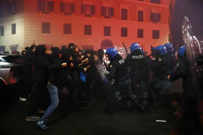 scontri alla manifestazione per ramy elgaml a roma   12