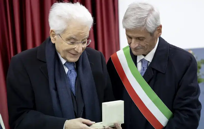  sergio mattarella con giovanni burtone a militello in val di catania    