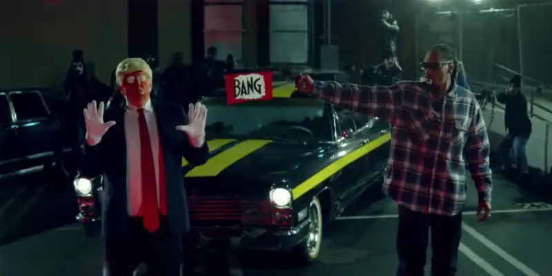 snoop dogg spara a un finto donald trump vestito da clown