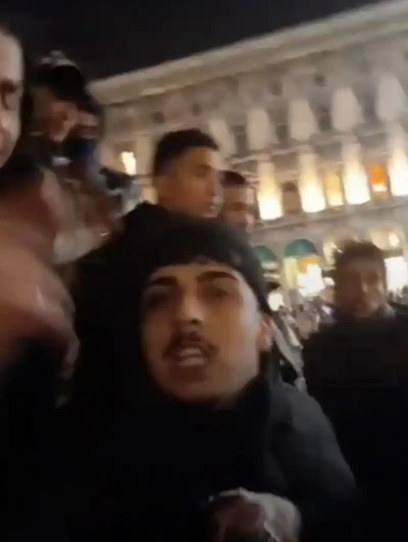 stranieri in piazza duomo a capodanno   1