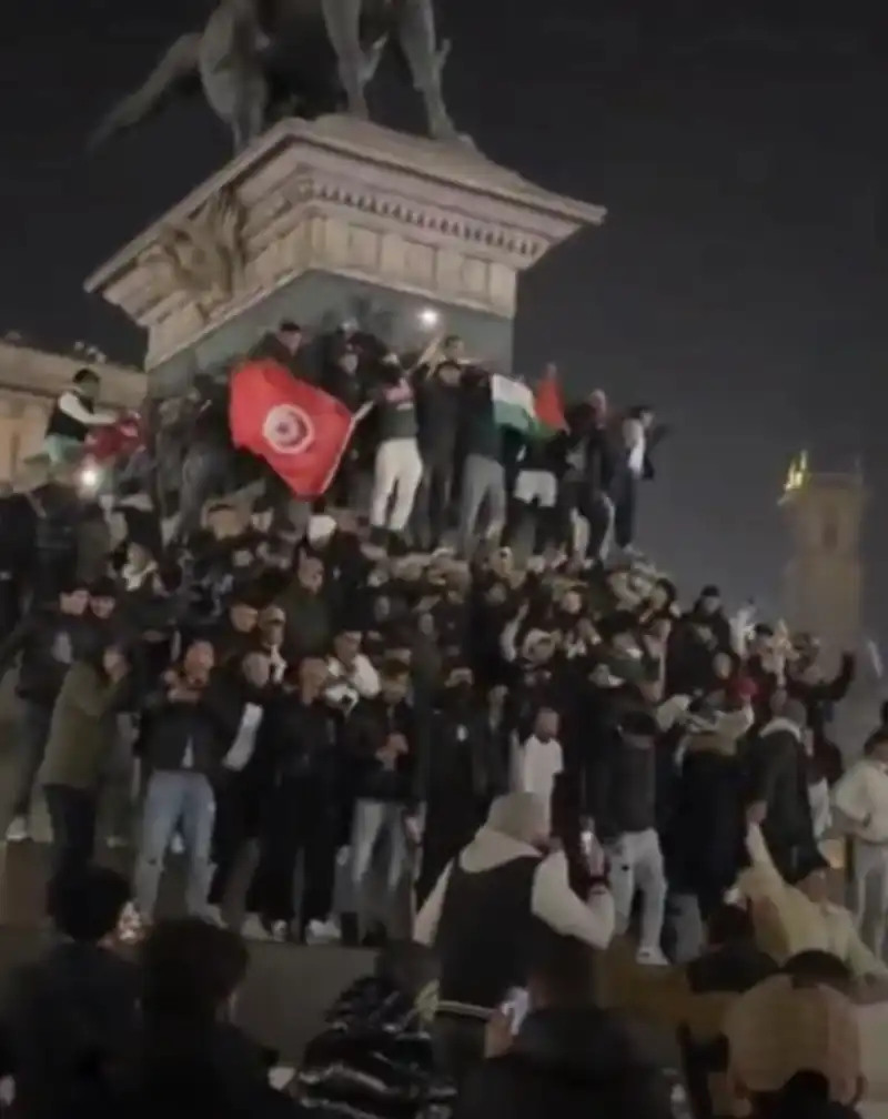 stranieri in piazza duomo a capodanno   4