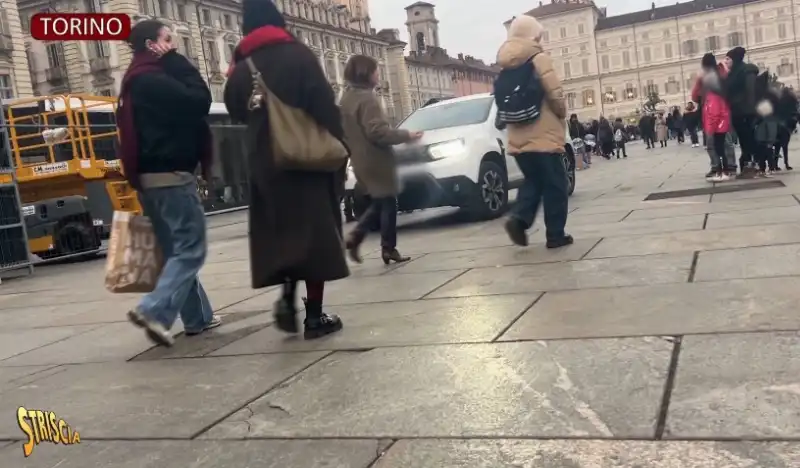 striscia la notizia entra nelle zone pedonali di roma e torino 4