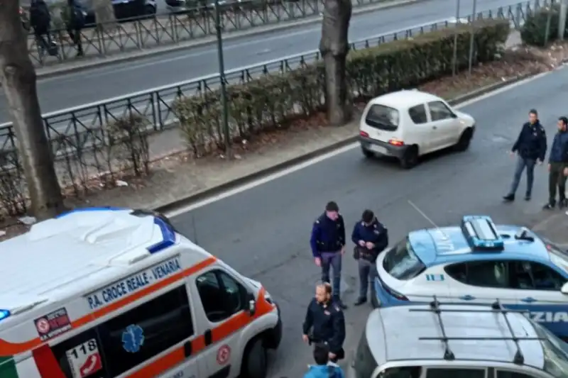 torino donna aggredisce passanti