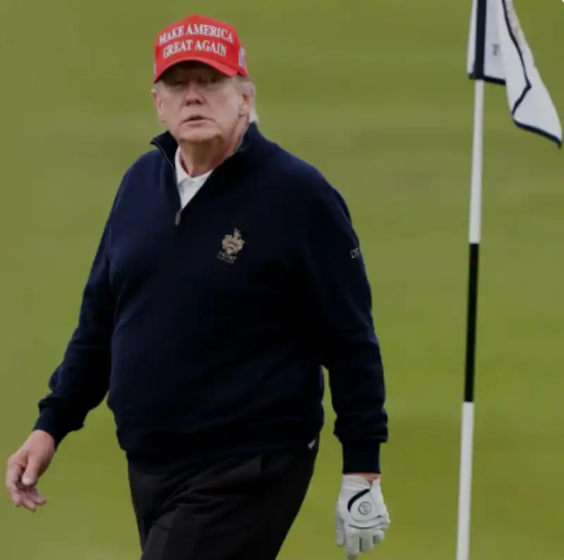 trump gioca a golf