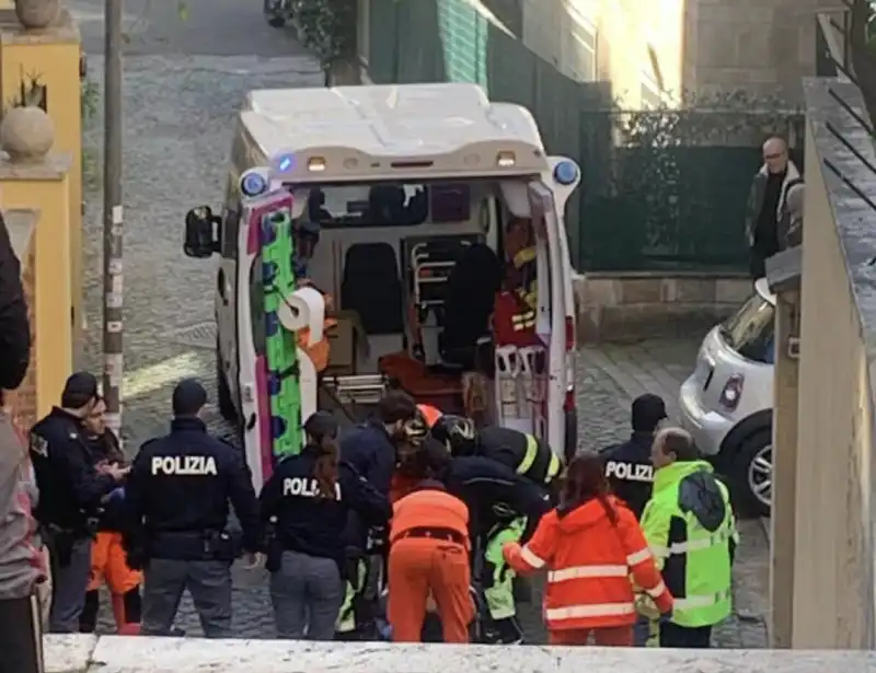 uomo cade nel vano ascensore della clinica parioli