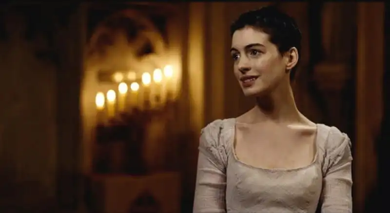 ANNE HATHAWAY IN LES MISERABLES 