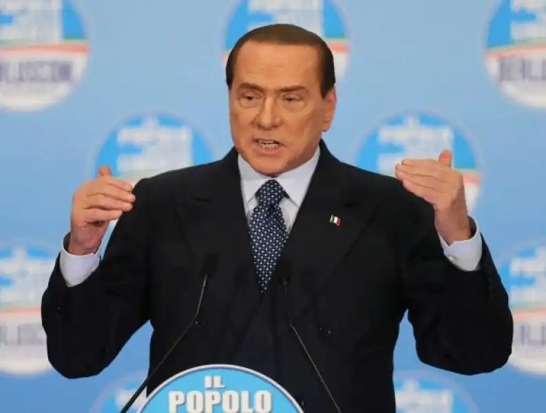 BERLUSCONI A MILANO PROMETTE DI RESTITUIRE I SOLDI DELLIMU jpeg