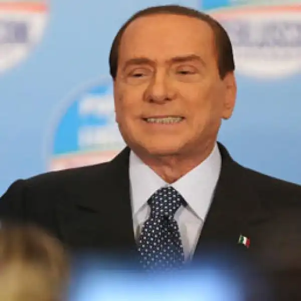 BERLUSCONI A MILANO PROMETTE DI RESTITUIRE I SOLDI DELLIMU jpeg