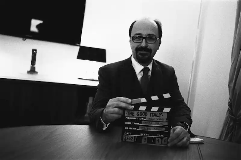 BILL EMMOTT CON IL CIAK DEL FILM GIRLFRIEND IN A COMA 