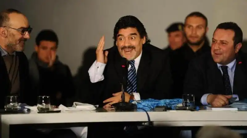 CONFERENZA STAMPA DI MARADONA A NAPOLI jpeg