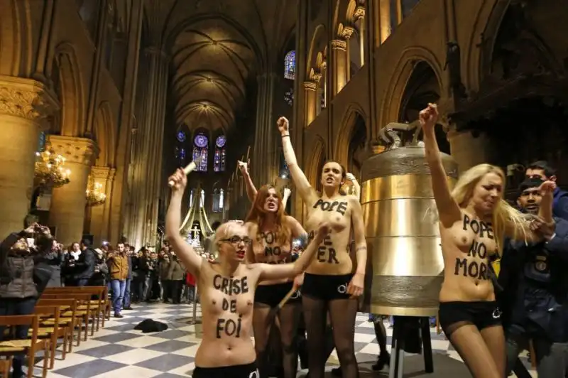 DIMISSIONI DI PAPA RATZINGER LE FEMEN FESTEGGIANO A NOTRE DAME jpeg