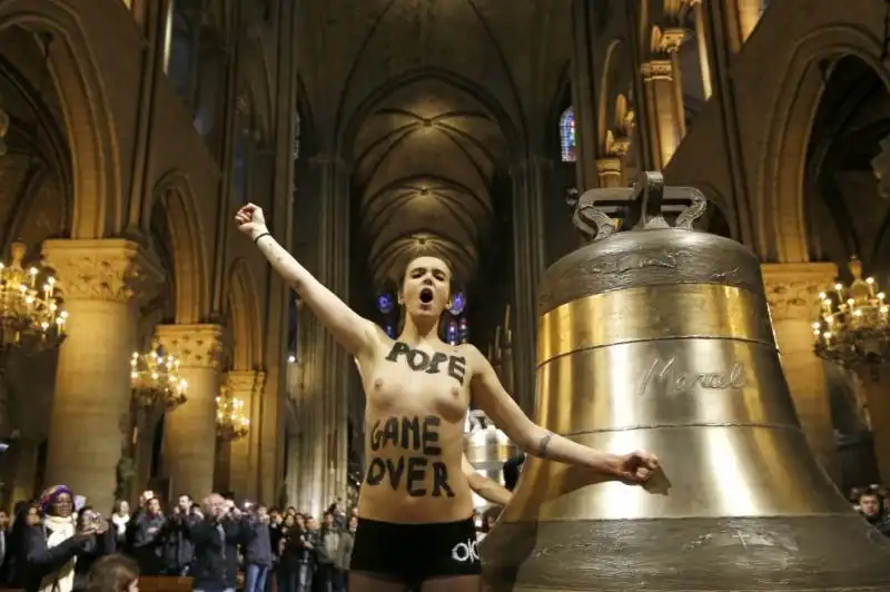 DIMISSIONI DI PAPA RATZINGER LE FEMEN FESTEGGIANO A NOTRE DAME jpeg