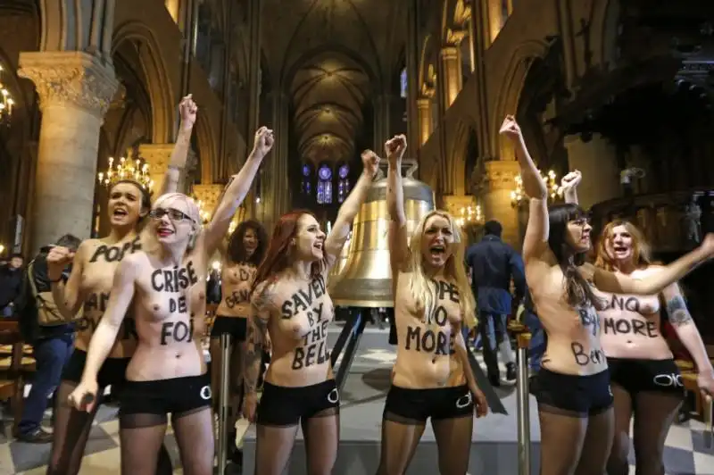 DIMISSIONI DI PAPA RATZINGER LE FEMEN FESTEGGIANO A NOTRE DAME jpeg