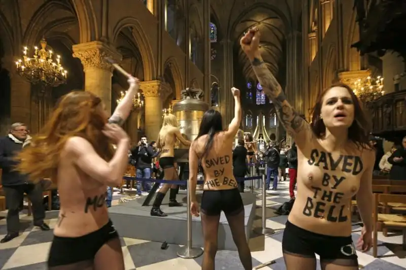 DIMISSIONI DI PAPA RATZINGER LE FEMEN FESTEGGIANO A NOTRE DAME jpeg