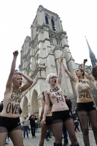 DIMISSIONI DI PAPA RATZINGER LE FEMEN FESTEGGIANO A NOTRE DAME jpeg