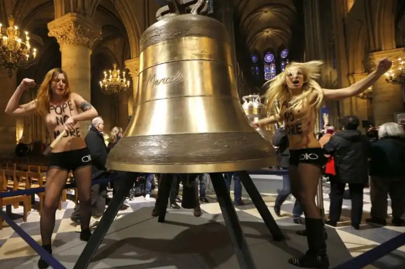 DIMISSIONI DI PAPA RATZINGER LE FEMEN FESTEGGIANO A NOTRE DAME jpeg