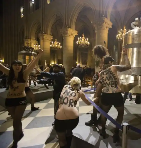 DIMISSIONI DI PAPA RATZINGER LE FEMEN FESTEGGIANO A NOTRE DAME jpeg