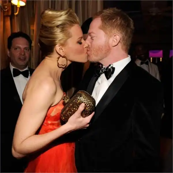 ELIZABETH BANKS BACIA IL GAIO JESSE TYLER FERGUSON 