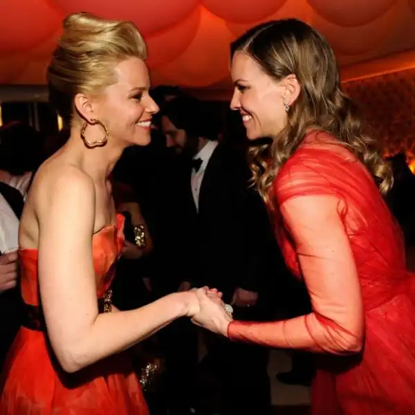 ELIZABETH BANKS AND HILLARY SWANK 