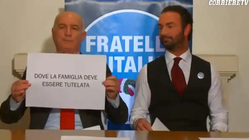 FRATELLI DITALIA VIDEO PARODIA NON VOTARE CON IL CULO 