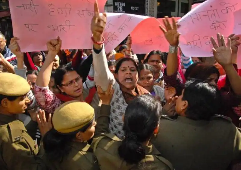 UN GRUPPO DI DONNE PROTESTA PER UNA MOSTRA DI NUDI FEMMINILI A NEW DEHLI 