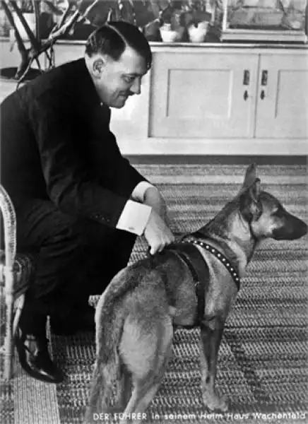 HITLER CON IL CANE DA VANITY FAIR 