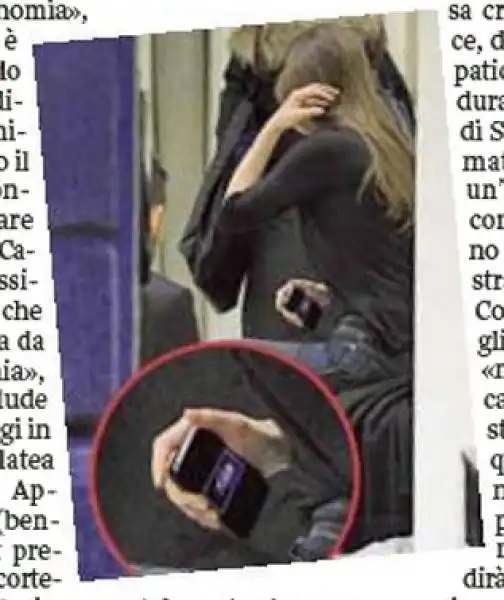 KATARINA KNEZEVIC FA SHOPPING A MILANO E SUL CELLULARE L'IMMAGINE DI BERLUSCONI