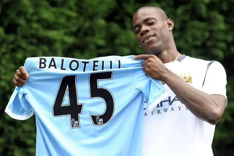 MARIO BALOTELLI CON LA MAGLIA DEL MANCHESTER CITY 