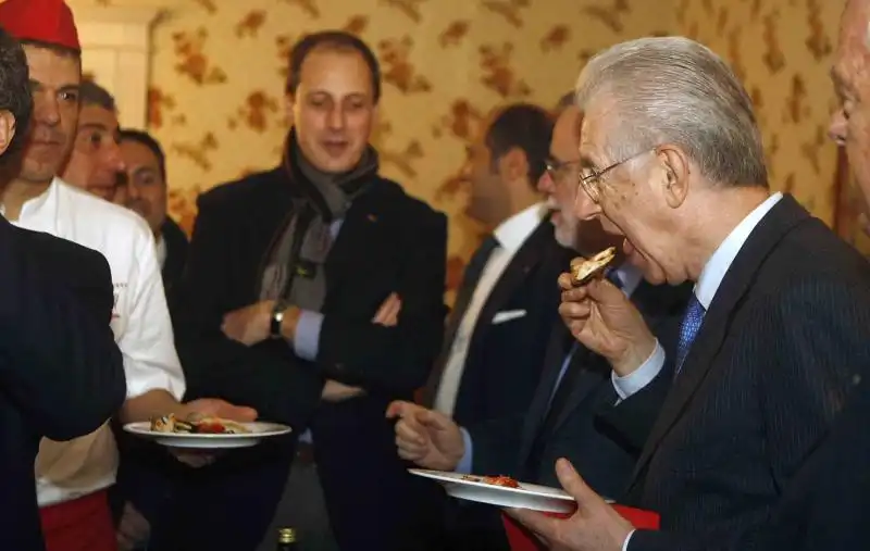 MARIO MONTI GNAM CON LA PIZZA A NAPOLI 