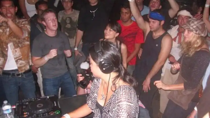 MARK ZUCKERBERG SUDATO A UN RAVE 