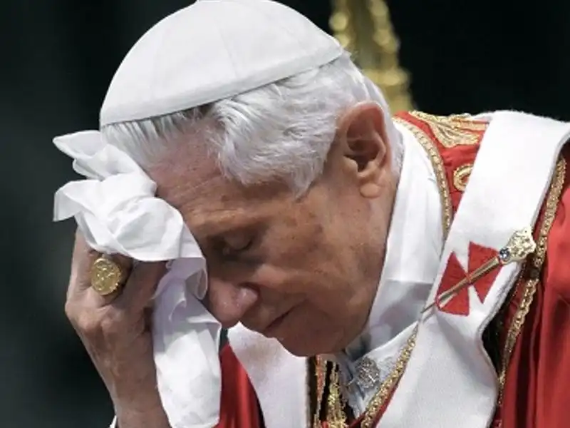 PAPA RATZINGER SASCIUGA IL SUDORE jpeg