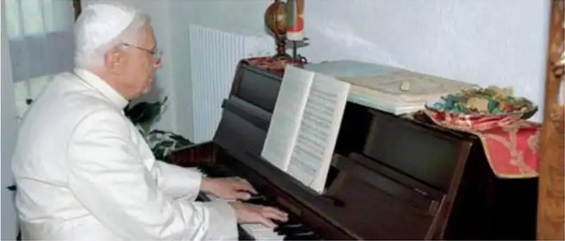 PAPA RATZINGER AL PIANOFORTE 